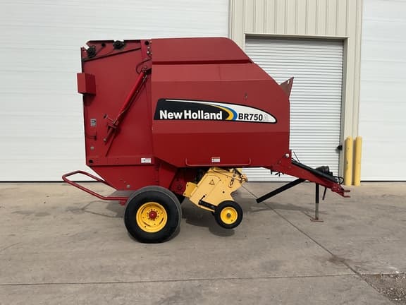 Image of New Holland BR750A equipment image 2
