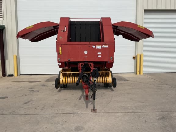 Image of New Holland BR750A equipment image 1