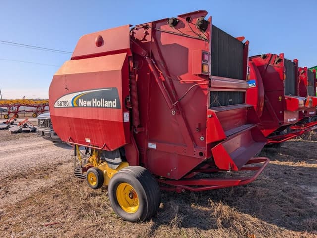 Image of New Holland BR780A equipment image 2