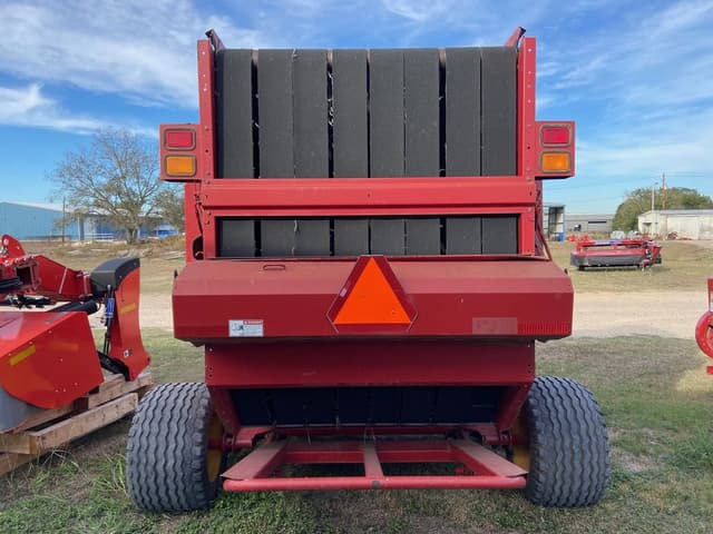 Image of New Holland BR780A equipment image 4