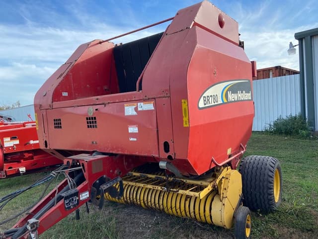 Image of New Holland BR780A equipment image 2