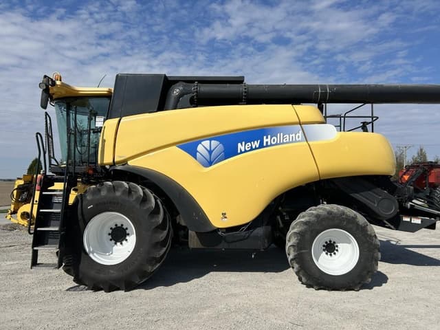 Image of New Holland CR9070 equipment image 2