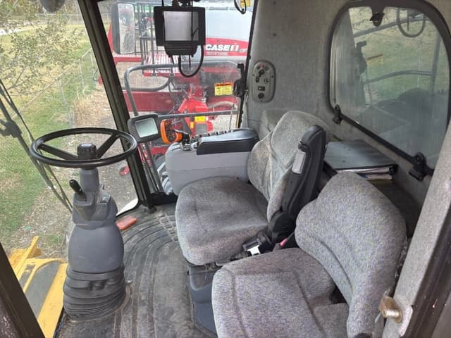 Image of New Holland CR970 equipment image 4