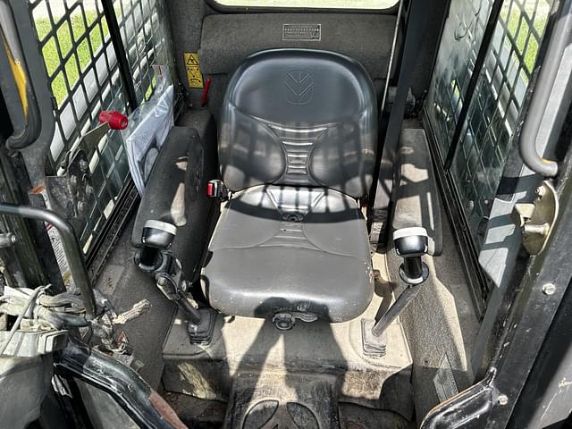 Image of New Holland L170 equipment image 2