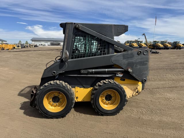 Image of New Holland L175 equipment image 2