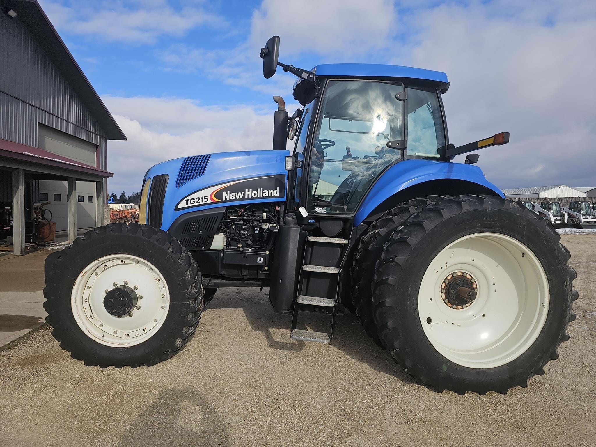 2007 New Holland TG215 Equipment Image0
