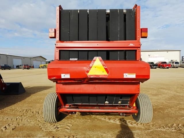 Image of New Holland BR7090 equipment image 3