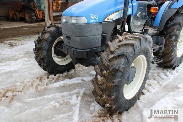 Image of New Holland TD95D equipment image 4