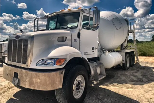 Image of Peterbilt 335 equipment image 4