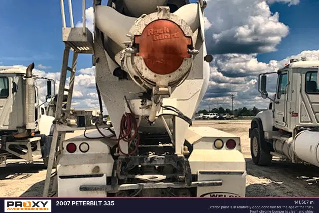 Image of Peterbilt 335 equipment image 2