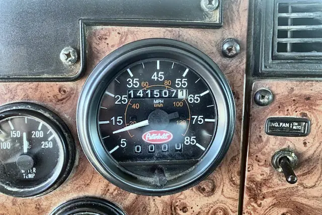 Image of Peterbilt 335 equipment image 4