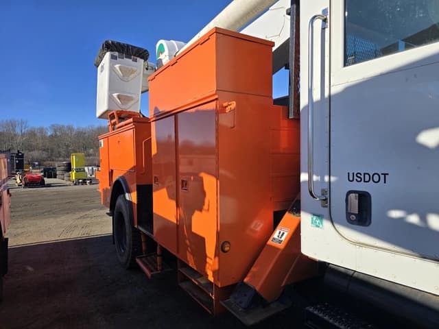 Image of Peterbilt 335 equipment image 4