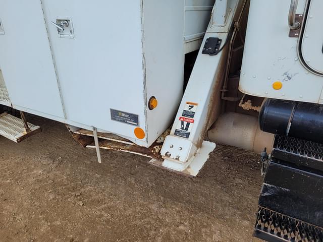 Image of Peterbilt 335 equipment image 4