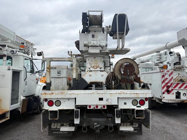 Image of Peterbilt 335 equipment image 4