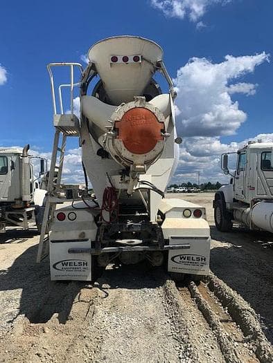 Image of Peterbilt 335 equipment image 2