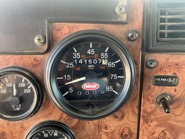 Image of Peterbilt 335 equipment image 4