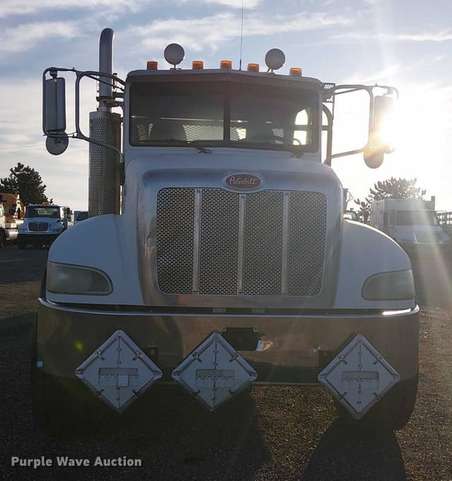 Image of Peterbilt 335 equipment image 1