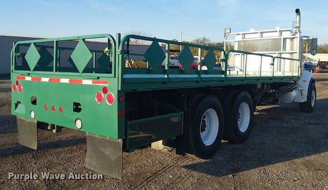 Image of Peterbilt 335 equipment image 4