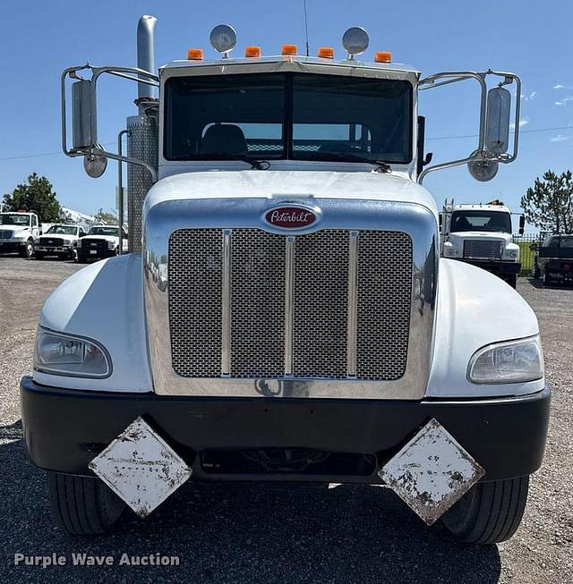 Image of Peterbilt 335 equipment image 1