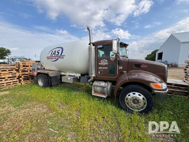 Image of Peterbilt 335 equipment image 4