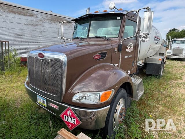 Image of Peterbilt 335 equipment image 1