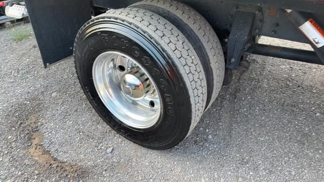 Image of Peterbilt 335 equipment image 4