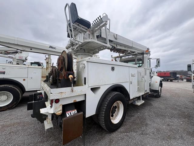 Image of Peterbilt 335 equipment image 2