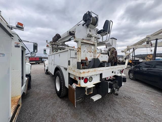 Image of Peterbilt 335 equipment image 3