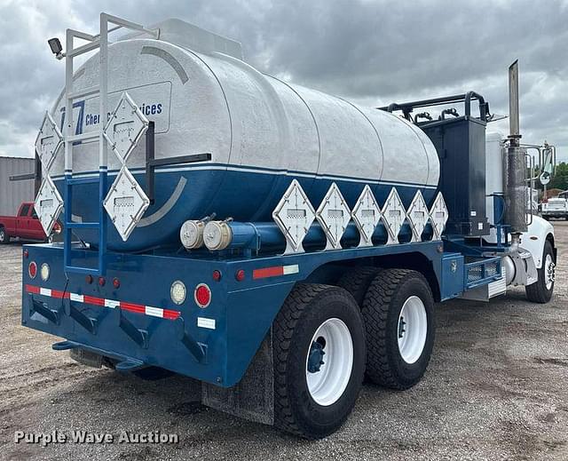 Image of Peterbilt 335 equipment image 4