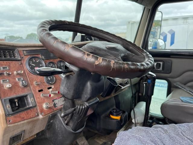 Image of Peterbilt 335 equipment image 2