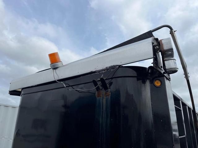 Image of Peterbilt 335 equipment image 4