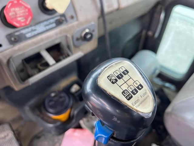 Image of Peterbilt 335 equipment image 1