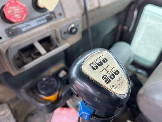 Image of Peterbilt 335 equipment image 1