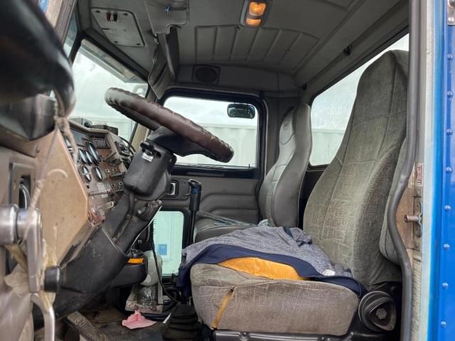 Image of Peterbilt 335 equipment image 3