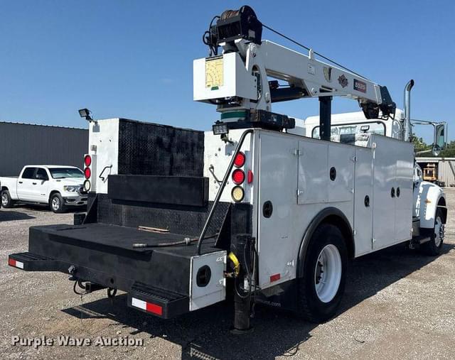 Image of Peterbilt 335 equipment image 4