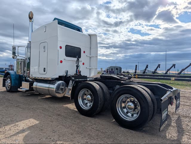Image of Peterbilt 379 equipment image 4