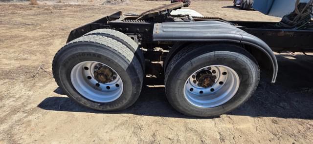 Image of Peterbilt 379 equipment image 4