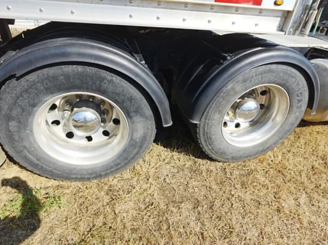 Image of Peterbilt 379 equipment image 4