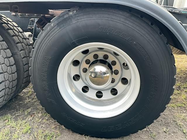 Image of Peterbilt 379 equipment image 2