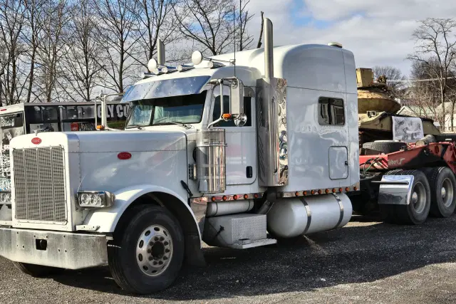 Image of Peterbilt 379 equipment image 4