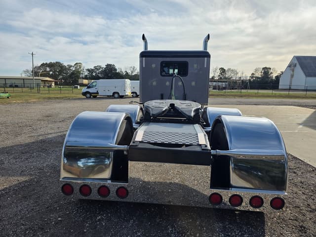 Image of Peterbilt 379 equipment image 4