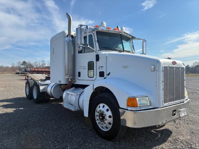 Image of Peterbilt 385 equipment image 2