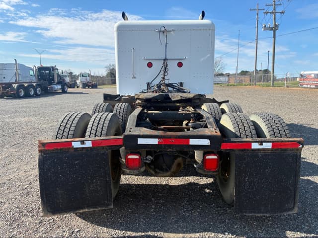Image of Peterbilt 385 equipment image 4