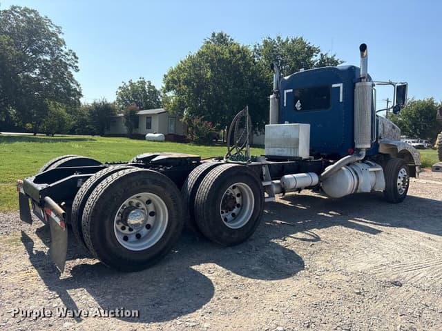 Image of Peterbilt 385 equipment image 4