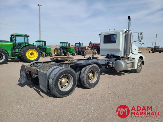 Image of Peterbilt 385 equipment image 2