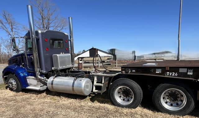 Image of Peterbilt 386 equipment image 2