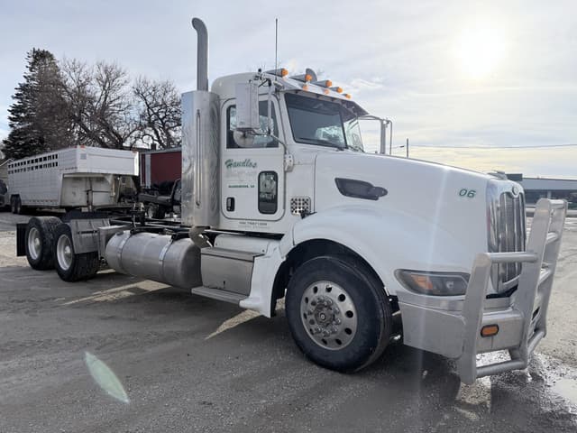 Image of Peterbilt 386 equipment image 2