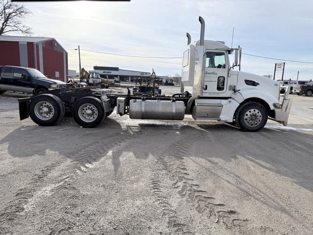 Image of Peterbilt 386 equipment image 3