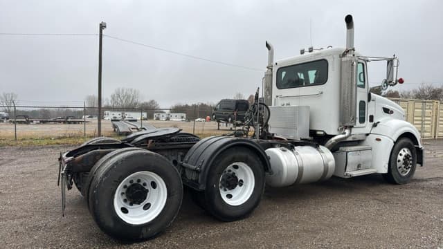 Image of Peterbilt 386 equipment image 4