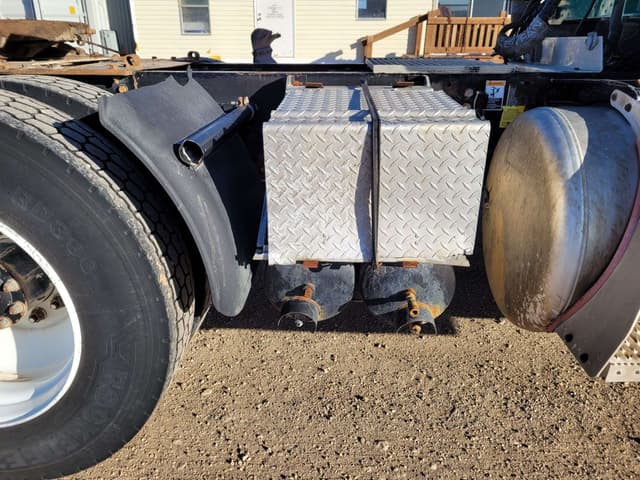 Image of Peterbilt 386 equipment image 4